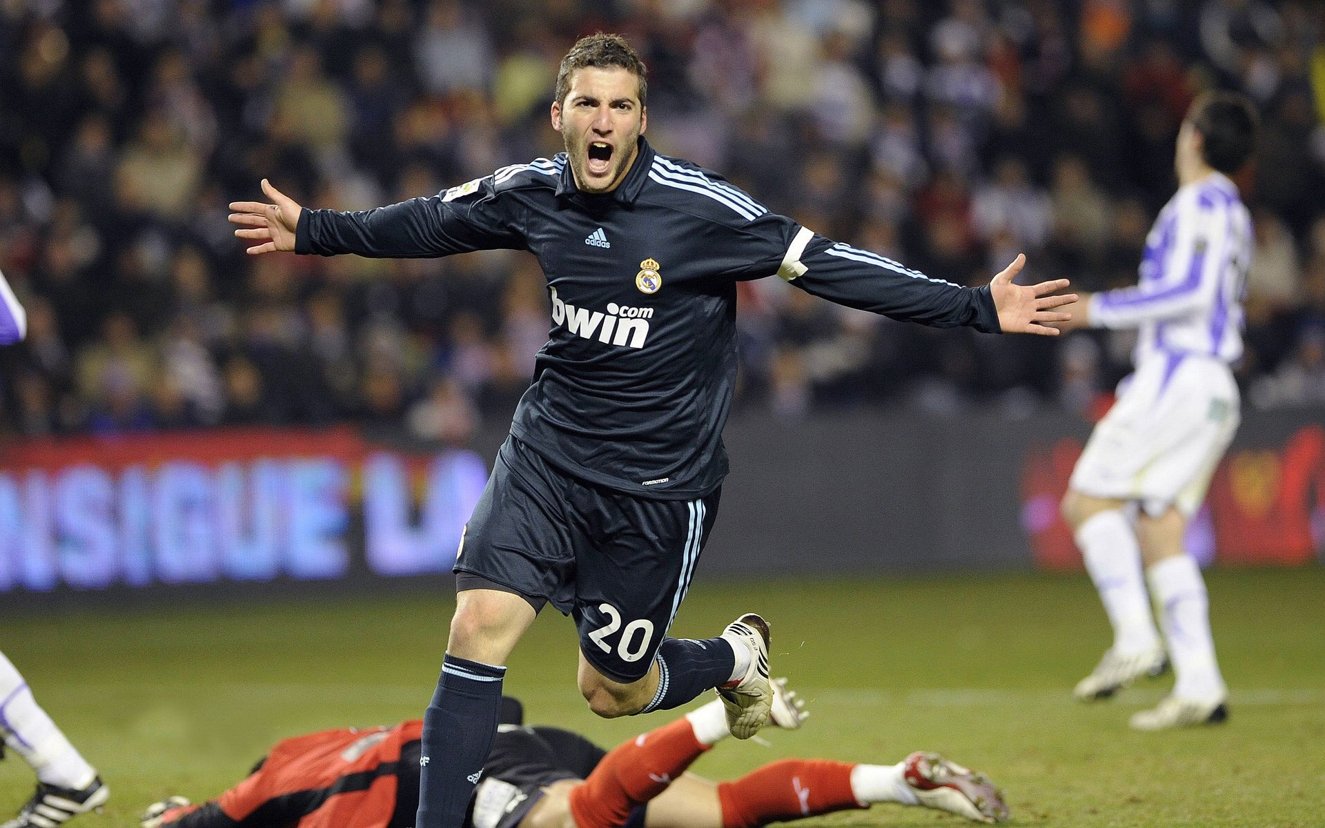 哈兰德15场23球3助领跑英超射手榜,哈兰德能否超越c罗