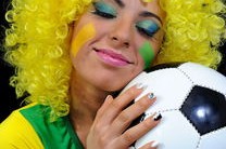 爱游戏体育客户端-国足球迷助威现场氛围热烈，国足助威球衣